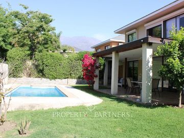 Amplia Casa en venta dentro de Condominio, Peñalolén