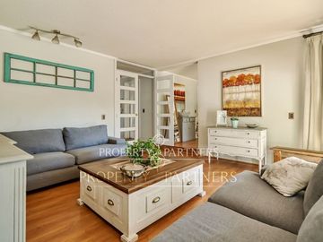 Amplia Casa en venta dentro de Condominio, Peñalolén