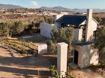 Venta de Casa en Privada con Seguridad, viñedos y Olivos en Valle de Guadalupe