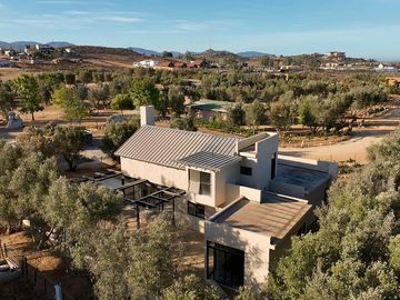 Venta de Casa en Privada con Seguridad, viñedos y Olivos en Valle de Guadalupe