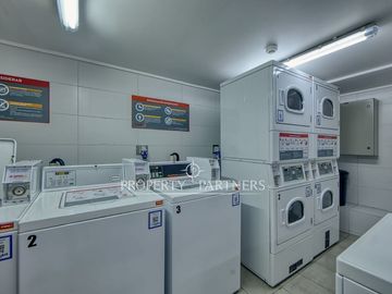 Moderno departamento de 2 dormitorios estilo mariposa en Plaza Egaña