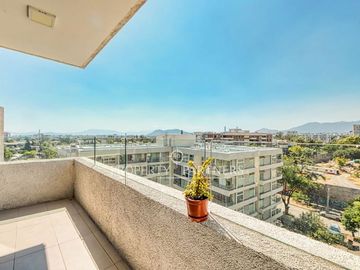 Moderno departamento de 2 dormitorios estilo mariposa en Plaza Egaña