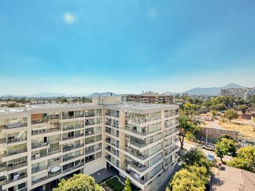 Moderno departamento de 2 dormitorios estilo mariposa en Plaza Egaña