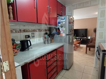 Se vende casa 2 pisos regularizada. Metro Laguna Sur