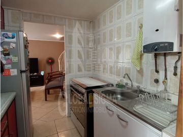 Se vende casa 2 pisos regularizada. Metro Laguna Sur