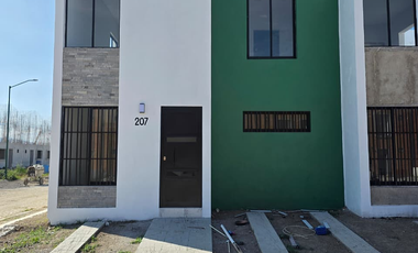 CASA DE 2 PLANTAS, 3 RECÁMARAS, 3 BAÑOS, COCHERA PARA 2 AUTOS