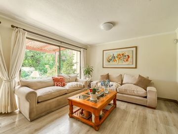 Luminosa casa en barrio tranquilo y seguro, excelente ubicación y buena conectividad.