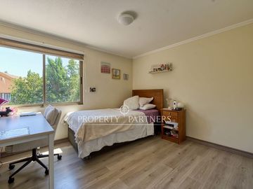 Luminosa casa en barrio tranquilo y seguro, excelente ubicación y buena conectividad.