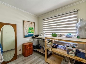 Luminosa casa en barrio tranquilo y seguro, excelente ubicación y buena conectividad.