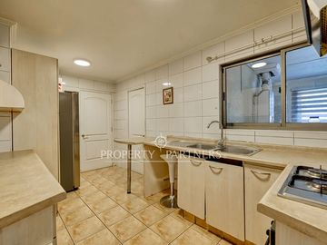 Luminosa casa en barrio tranquilo y seguro, excelente ubicación y buena conectividad.