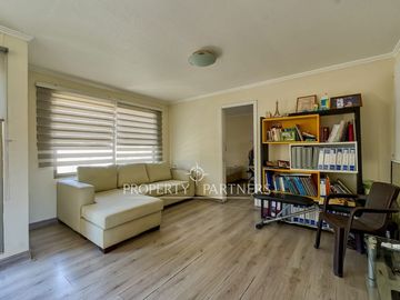 Luminosa casa en barrio tranquilo y seguro, excelente ubicación y buena conectividad.
