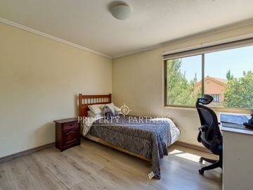 Luminosa casa en barrio tranquilo y seguro, excelente ubicación y buena conectividad.