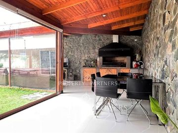 Torreones casa con gran quincho