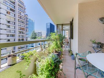 ¡Tu nuevo hogar en Las Condes te espera!   Vive en un sector residencial, cercano Metro Manquehue.
