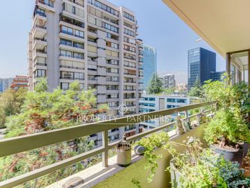 ¡Tu nuevo hogar en Las Condes te espera!   Vive en un sector residencial, cercano Metro Manquehue.