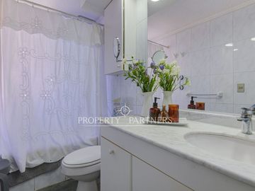 ¡Tu nuevo hogar en Las Condes te espera!   Vive en un sector residencial, cercano Metro Manquehue.