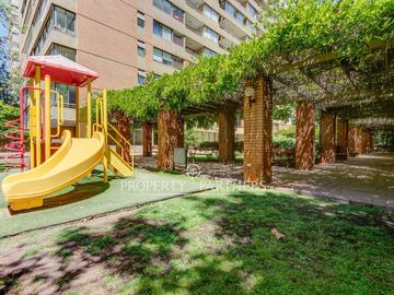 ¡Tu nuevo hogar en Las Condes te espera!   Vive en un sector residencial, cercano Metro Manquehue.