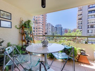 ¡Tu nuevo hogar en Las Condes te espera!   Vive en un sector residencial, cercano Metro Manquehue.