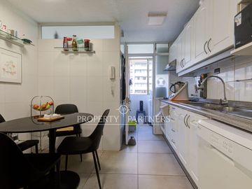 ¡Tu nuevo hogar en Las Condes te espera!   Vive en un sector residencial, cercano Metro Manquehue.