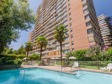 ¡Tu nuevo hogar en Las Condes te espera!   Vive en un sector residencial, cercano Metro Manquehue.