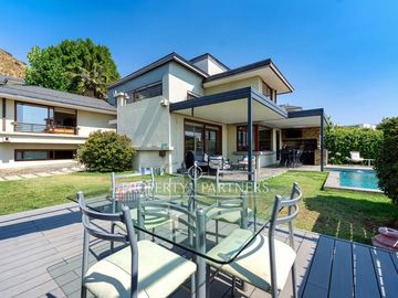 Linda casa en condominio en barrio seguro, San Carlos de Apoquindo