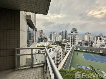 3 beds, 3 baths & a perfect view of the tennis courts