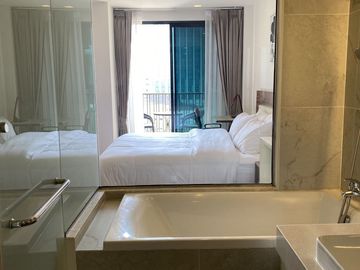 Elegant 1-Bedroom City & Mountain View Condo | -11.63% Below Market Price, Contact Us Now!