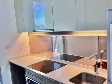 2 Bedroom Condo for sale at Chewathai Interchange