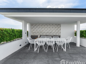 5 Bedroom Villa for sale in Batu Bolong, Bali