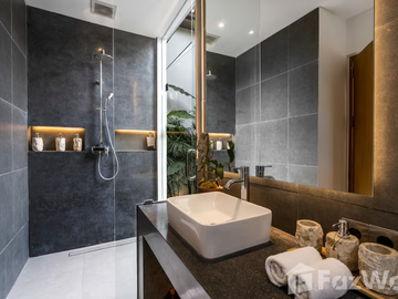 6 Bedroom Villa for sale in Blahbatu, Bali