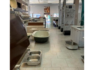 Venta o Alquiler de Local Comercial con 1990m2 en Santa Elena
