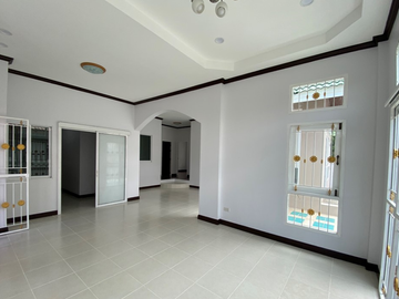 Single house, Petcharat Project Convenient transportation Complete utilities Near the community