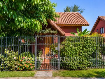 Venta de casa en Peñalolén, Condominio El Olmo, con acceso controlado