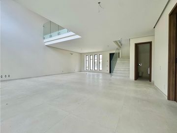 Venta de Casa Duplex en Residencial The Woods, Santa Maria