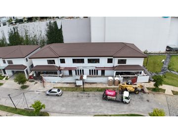 Venta de Casa Duplex en Residencial The Woods, Santa Maria