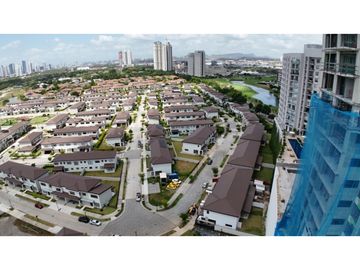 Venta de Casa Duplex en Residencial The Woods, Santa Maria