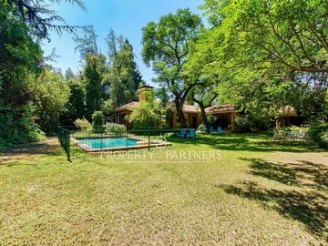 Casa estilo colonial con gran terreno