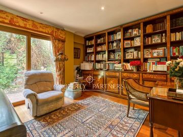 Casa estilo colonial con gran terreno
