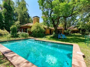 Casa estilo colonial con gran terreno