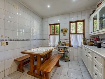 Casa estilo colonial con gran terreno