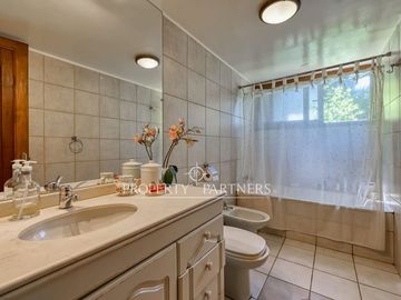 Casa estilo colonial con gran terreno