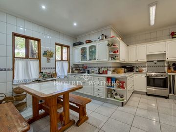 Casa estilo colonial con gran terreno