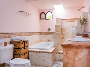 Casa en venta en condominio 4 recámaras frente a la laguna en Zona Hotelera, Cancún