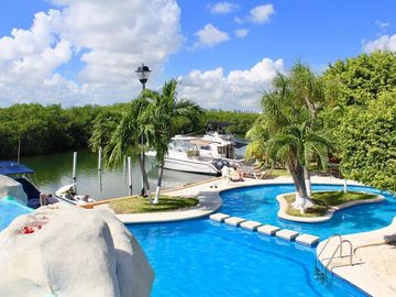 Casa en venta en condominio 4 recámaras frente a la laguna en Zona Hotelera, Cancún