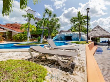 Casa en venta en condominio 4 recámaras frente a la laguna en Zona Hotelera, Cancún