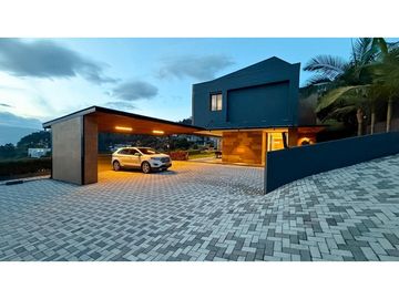Casa de dos niveles para la renta amoblada en Palmas
