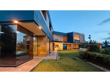 Casa de dos niveles para la renta amoblada en Palmas