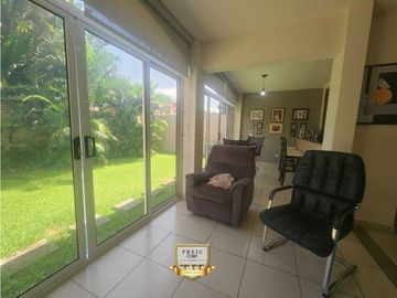 Oportunidad en PH Versalles: Casa de esquina remodelada – $339,000