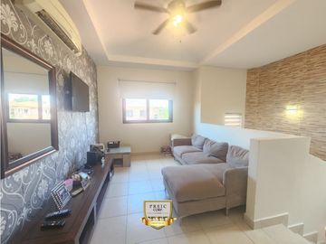 Oportunidad en PH Versalles: Casa de esquina remodelada – $339,000