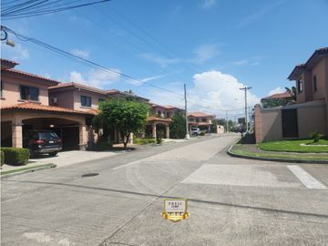 Oportunidad en PH Versalles: Casa de esquina remodelada – $339,000